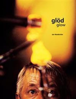 Glöd : ett glasbruk sover aldrig : dess hjärta brinner alltid = Glow : a glassworks never sleeps : its heart always burns | 1:a upplagan