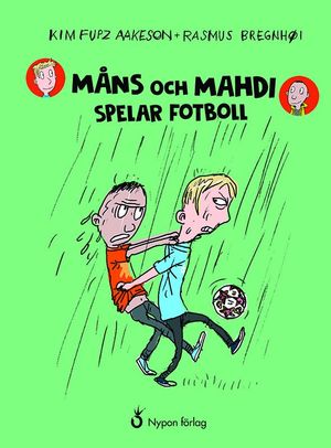 Måns och Mahdi spelar fotboll