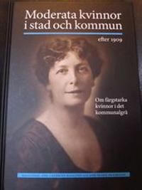 Moderata kvinnor i stad och kommun efter 1909 : om färgstarka kvinnor i det kommunalgrå | 1:a upplagan