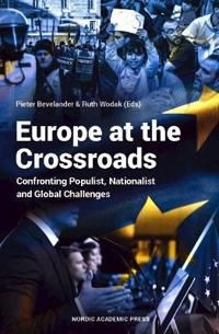 Europe at the Crossroads. Confronting Populist Nationalist & Global Challen | 1:a upplagan